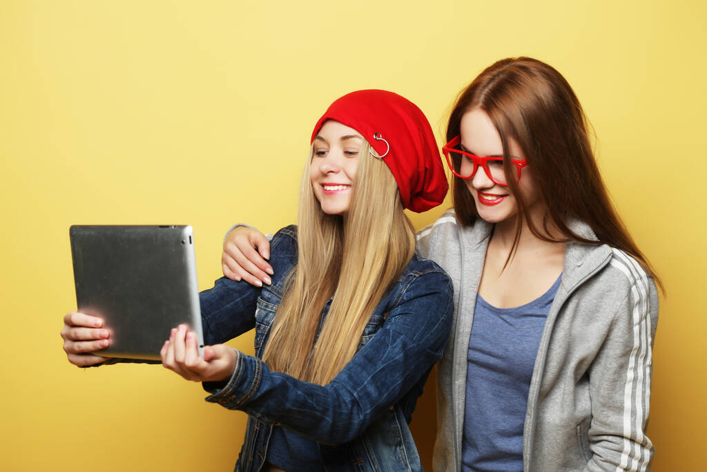 дві подруги хіпстерських дівчат беруть селфі з цифровим планшетом
 - Фото, зображення