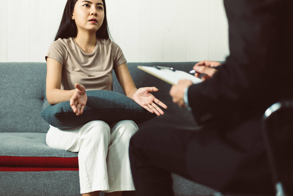 Азійська жінка, яка розмовляє з психологом - терапевтом, проводить консультації та консультування. - Фото, зображення