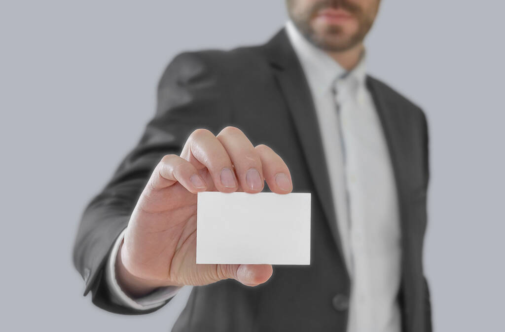 Empresario sosteniendo tarjeta de visita de papel blanco
 - Foto, Imagen