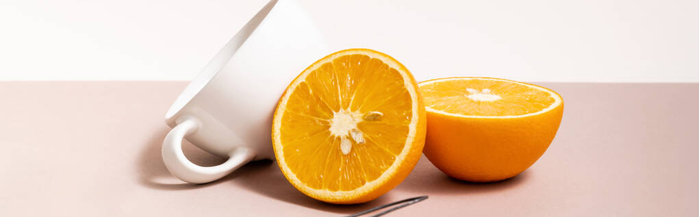 kompozycja owoców z krojoną pomarańczą, filiżanka izolowana na beżu, uprawa panoramiczna - Zdjęcie, obraz