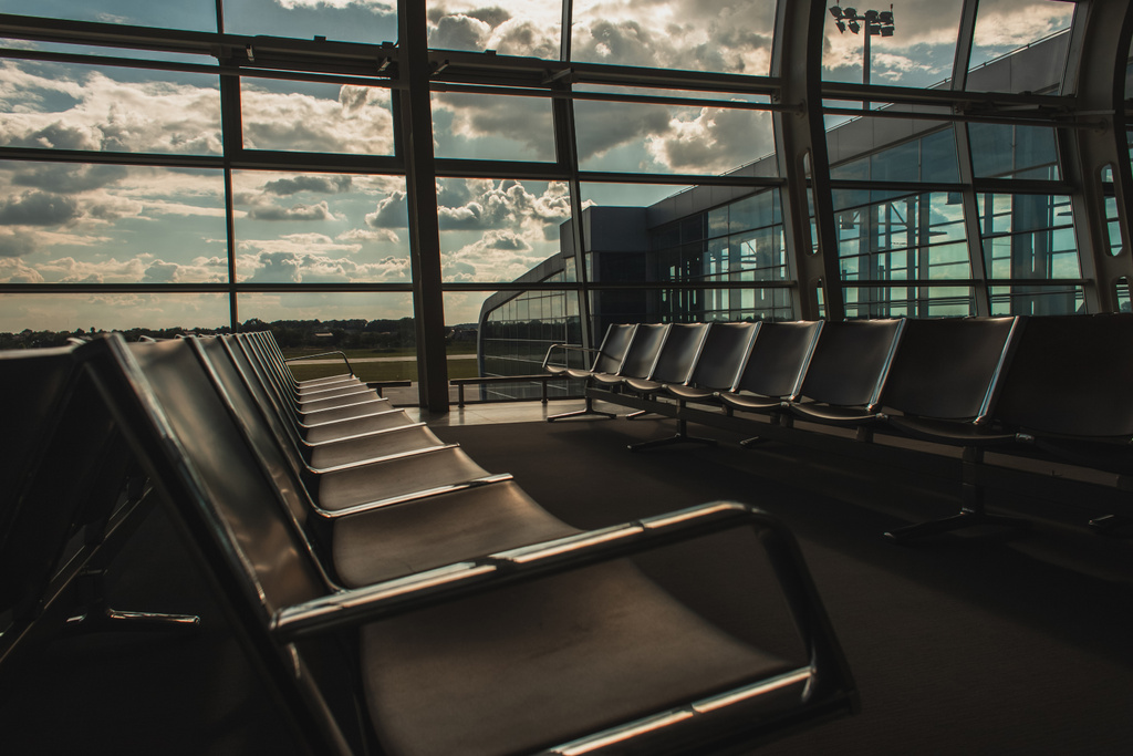 Selektiver Fokus der Stuhlreihen auf dem Flughafen von Kopenhagen, Dänemark  - Foto, Bild