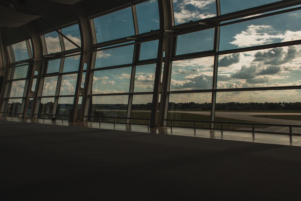 Вікна аеропорту з хмарним небом і аеродромом на задньому плані в Копенгагені (Данія).  - Фото, зображення