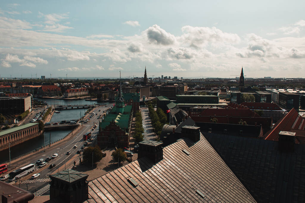 Vista de alto ângulo de edifícios e estrada perto do canal com céu nublado no fundo em Copenhague, Dinamarca
  - Foto, Imagem