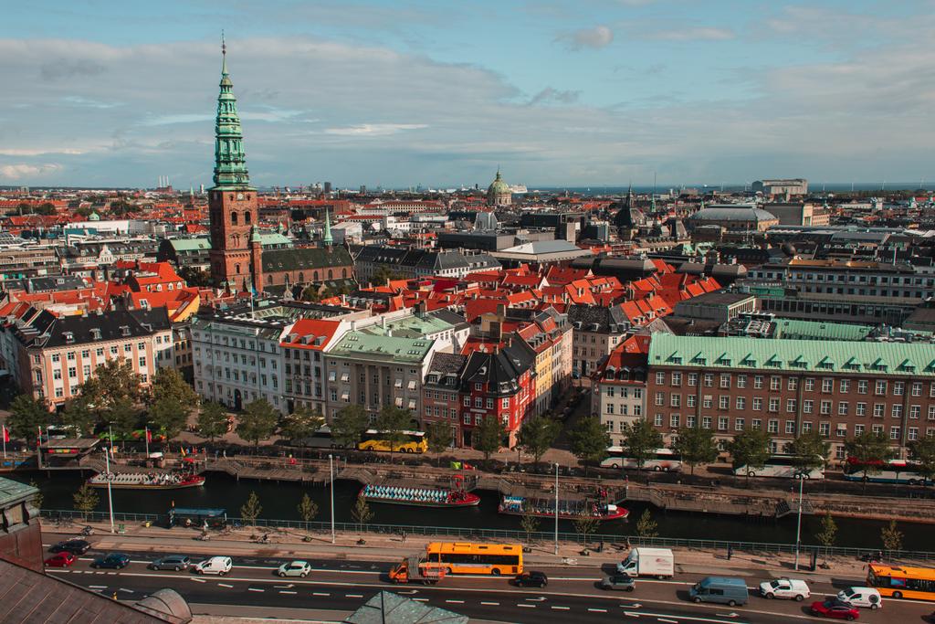 Magas látószögű kilátás városi utcára épületekkel és utakkal Koppenhágában, Dániában  - Fotó, kép