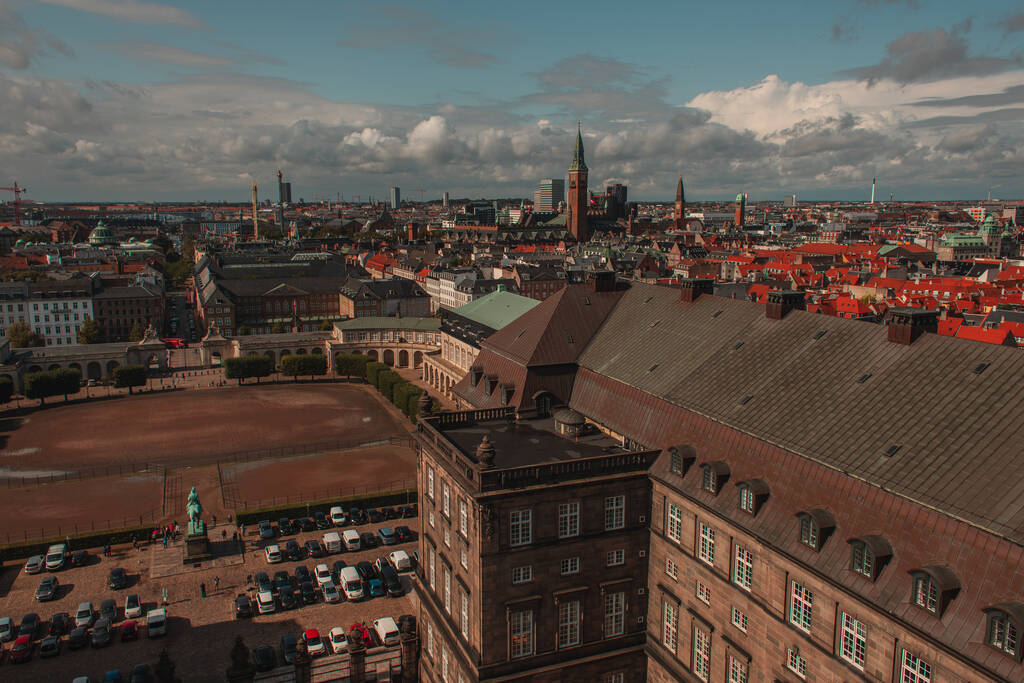 Wysoki kąt widzenia fasady Pałacu Christiansborg z zachmurzonym niebem na tle, Kopenhaga, Dania  - Zdjęcie, obraz