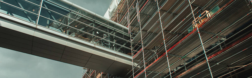 Πανοραμική κατεύθυνση της κατασκευής κτιρίων με γυάλινο διάδρομο και συννεφιασμένο ουρανό στο παρασκήνιο, Κοπεγχάγη, Δανία  - Φωτογραφία, εικόνα