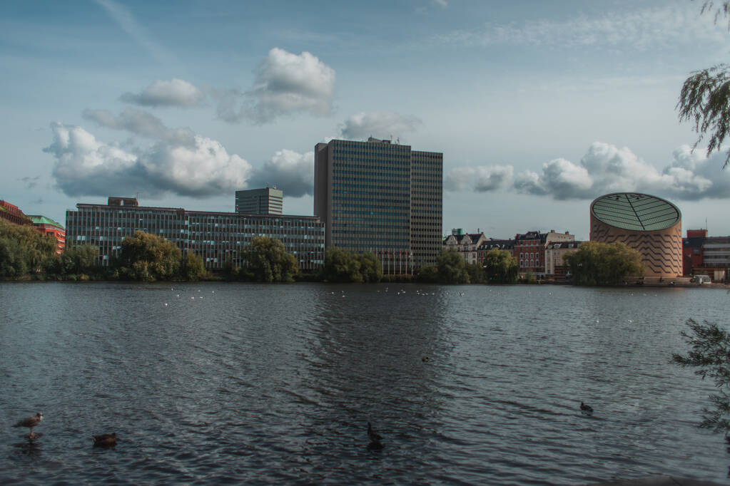 Concentration sélective des canards sur la rivière avec bâtiments et ciel nuageux en arrière-plan, Copenhague, Danemark  - Photo, image
