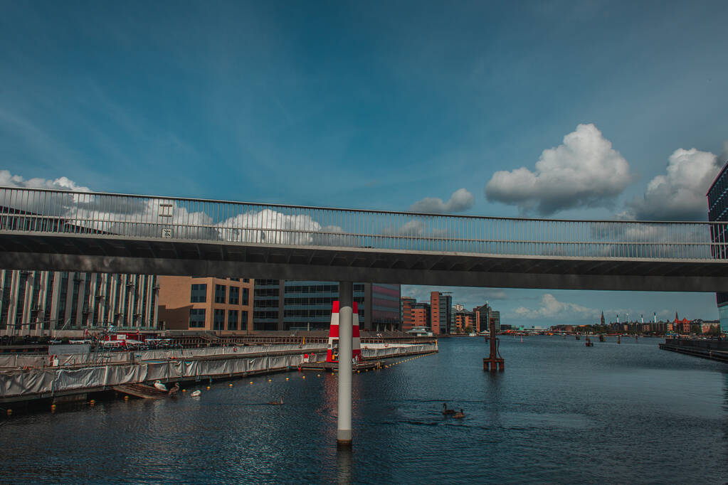 Most nad kanálem s městskou ulicí a zataženou oblohou v pozadí v Kodani, Dánsko  - Fotografie, Obrázek