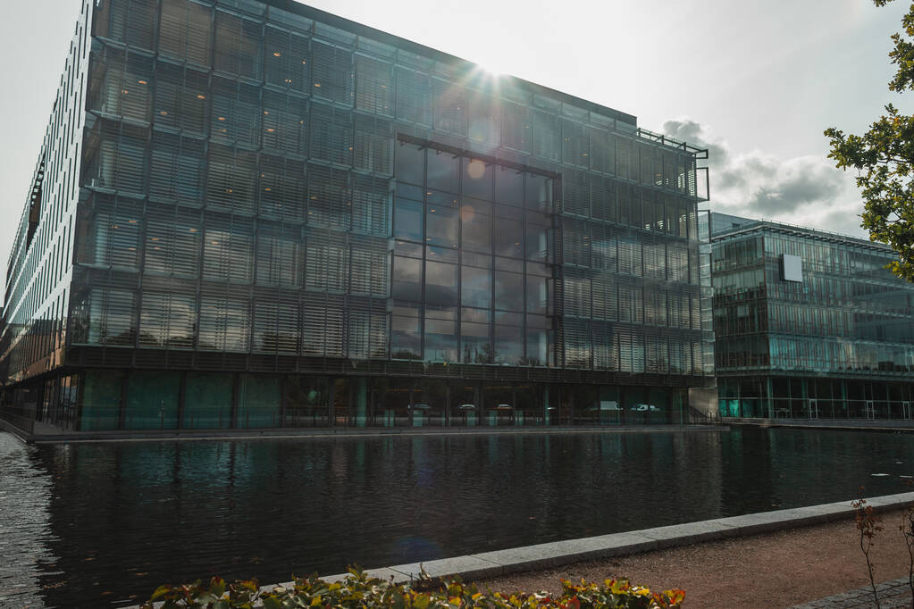 Szklana fasada budynku przy kanale w Kopenhadze, Dania  - Zdjęcie, obraz