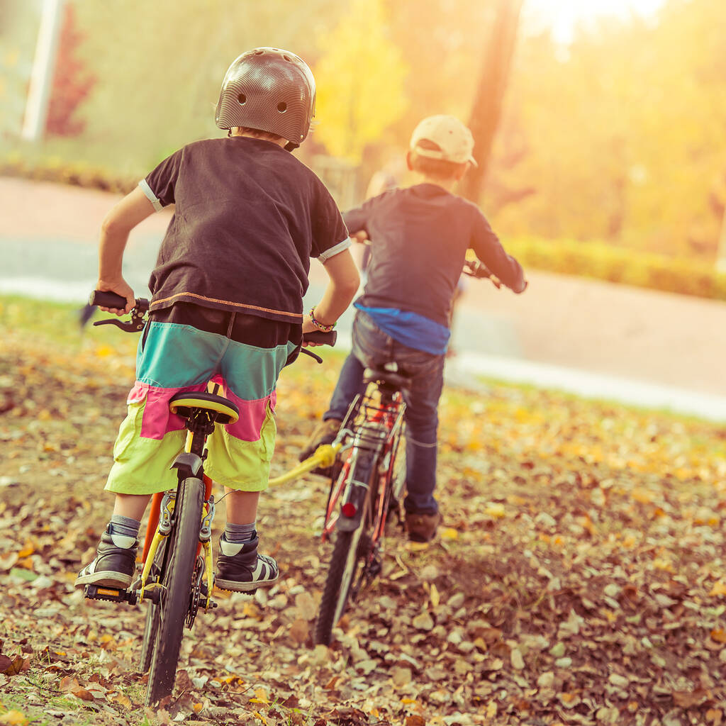 Kinderen die fietsen - Foto, afbeelding