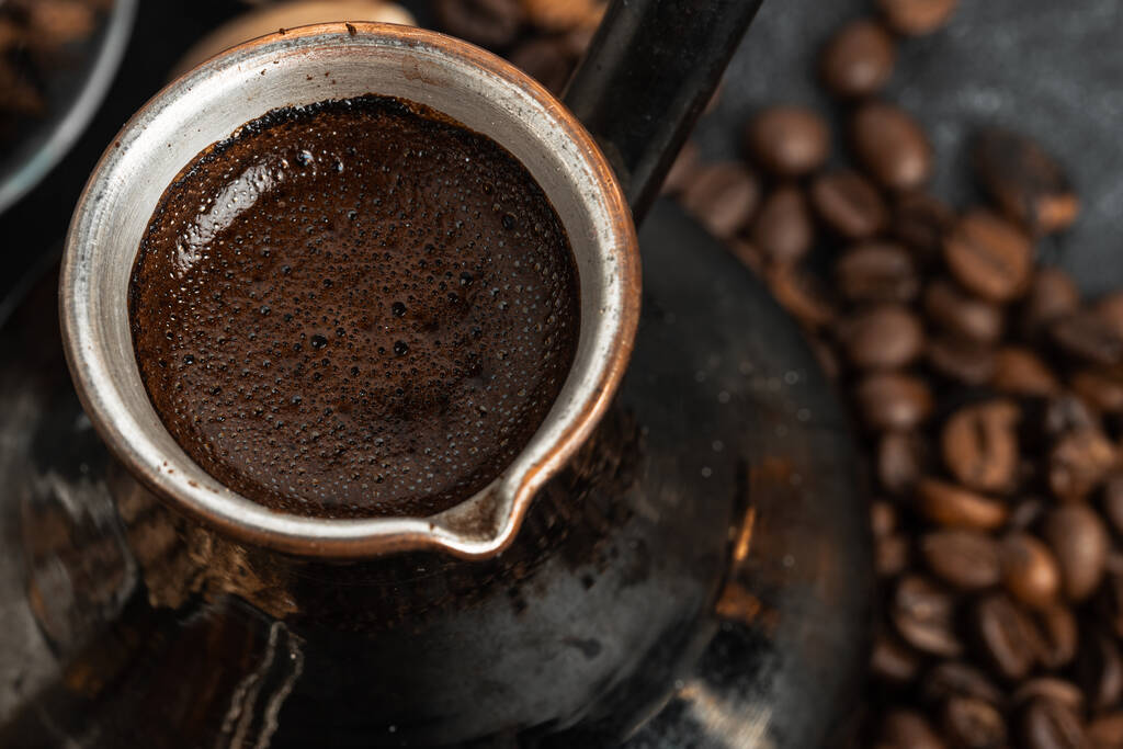 Kahvipavut ja turkkilainen tummalla pinnalla - Valokuva, kuva