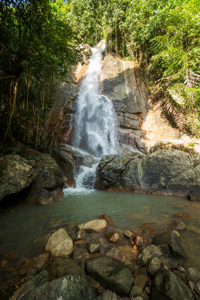 Tajny tropikalny wodospad w dżungli na wyspie Samui. - Zdjęcie, obraz