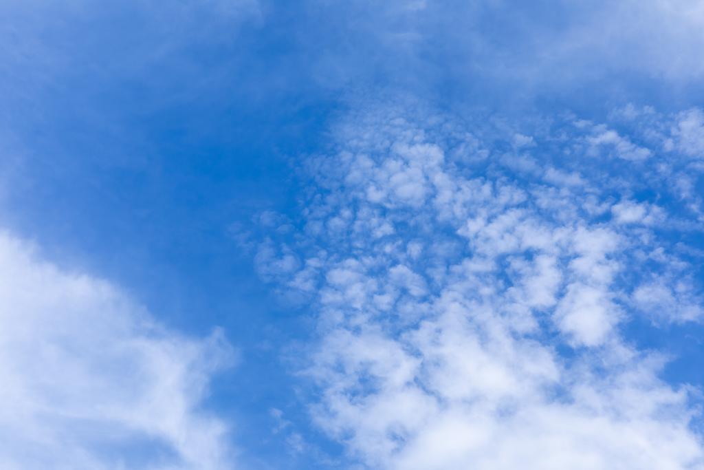 modrá obloha s bílými mraky v létě  - Fotografie, Obrázek
