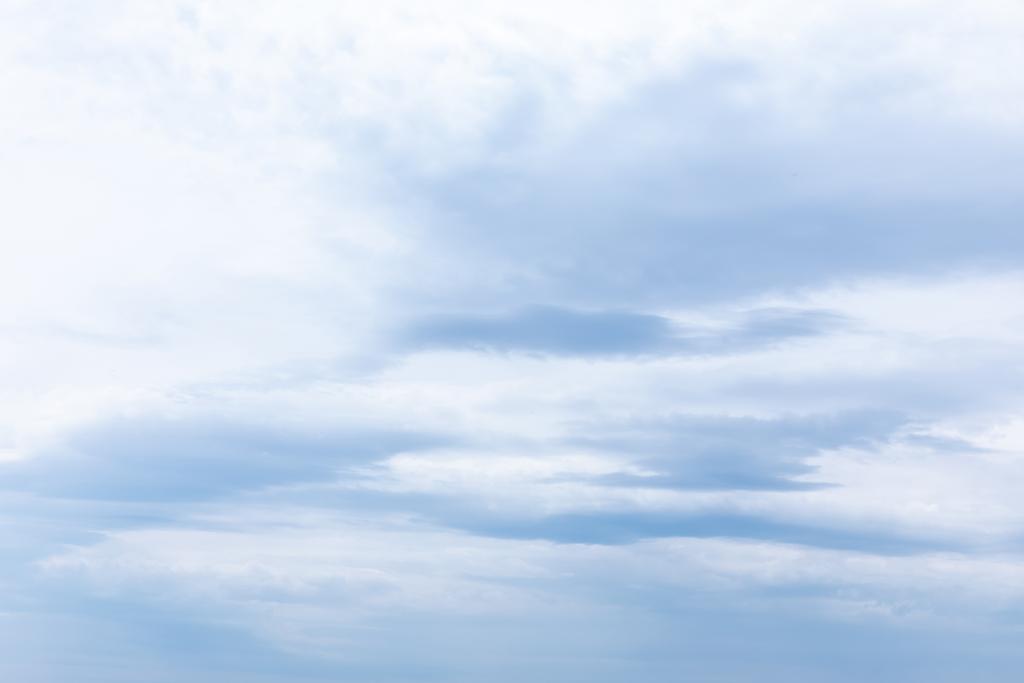taivas valkeilla pilvillä kesällä  - Valokuva, kuva