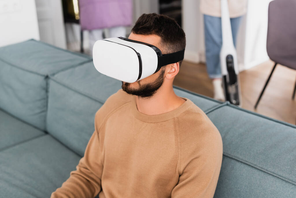 homme barbu en réalité virtuelle casque dans le salon  - Photo, image
