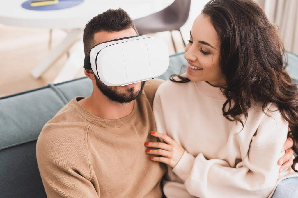 menina feliz olhando para namorado barbudo em fone de ouvido realidade virtual
  - Foto, Imagem