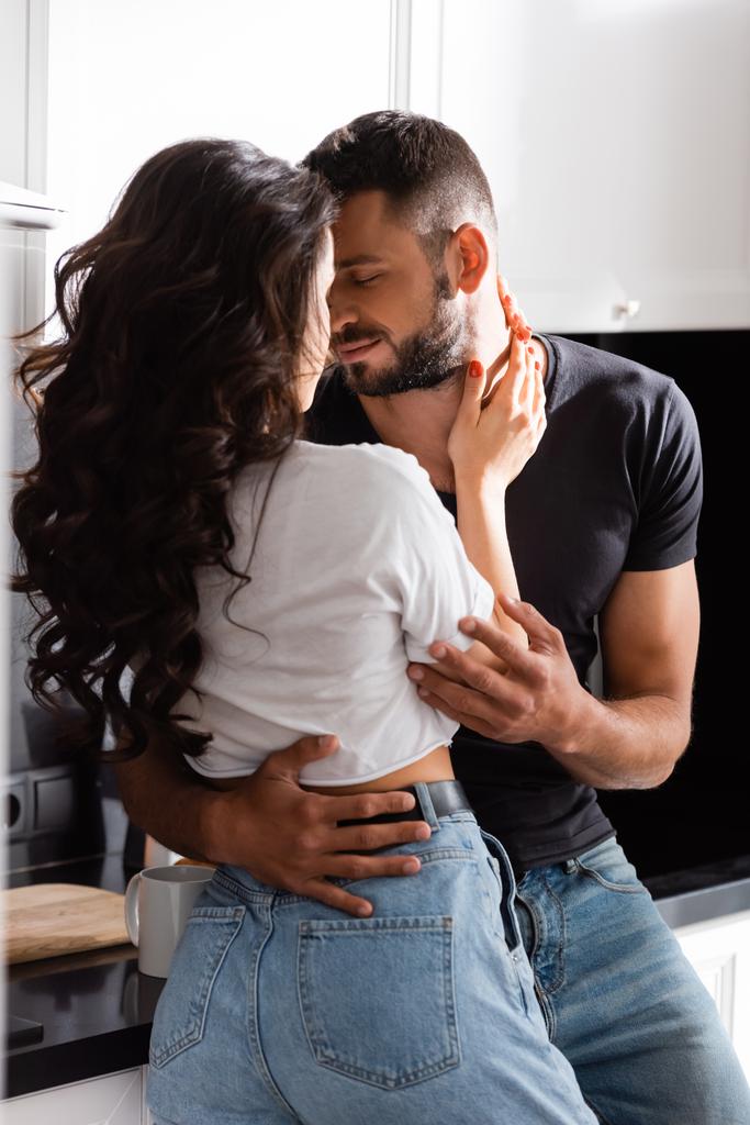 mujer joven abrazando novio barbudo con los ojos cerrados
 - Foto, Imagen