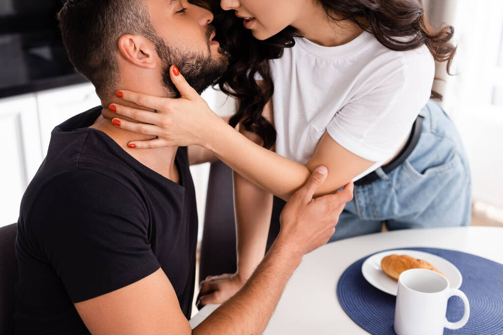 joven mujer tocando guapo novio cerca sabroso desayuno en mesa
  - Foto, Imagen