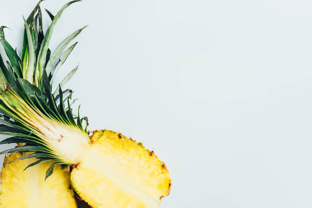 Draufsicht auf saftige Ananashälften auf weißem Hintergrund - Foto, Bild