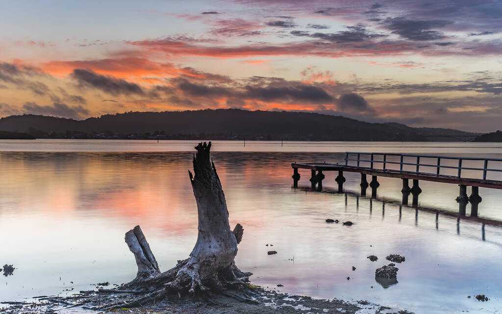 Захват восхода солнца с Уой-Уой Уотерфронт на Центральном побережье, Новый Южный Уэльс, Австралия
. - Фото, изображение