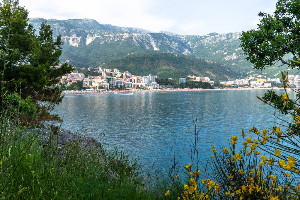 A aldeia resort de Becici e Rafailovici em Montenegro
 - Foto, Imagem
