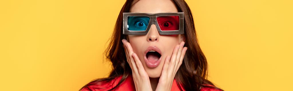 webová stránka záhlaví překvapené ženy v 3D brýle izolované na žluté  - Fotografie, Obrázek