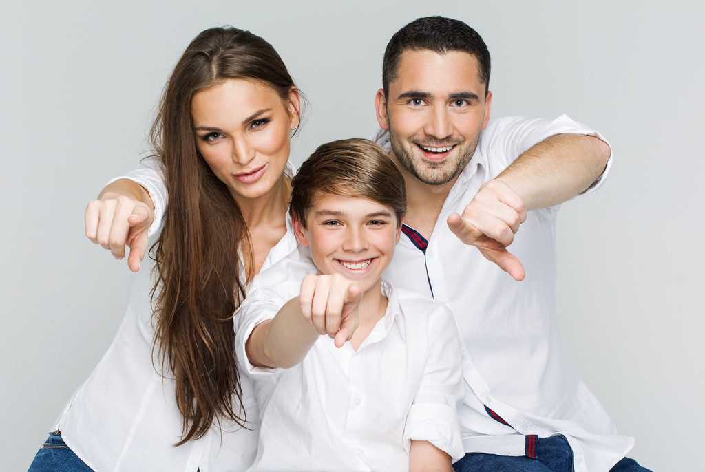 Porträt einer glücklichen Familie mit erhobenem Zeigefinger - Foto, Bild