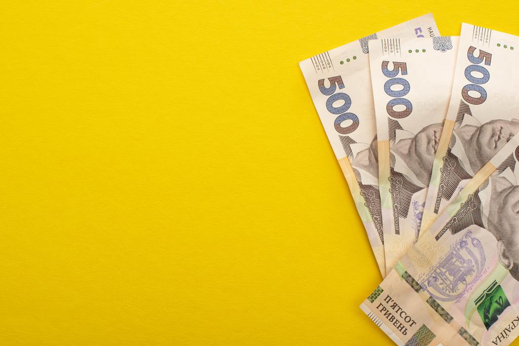 vue du haut des billets de banque ukrainiens en hryvnia isolés sur jaune
  - Photo, image