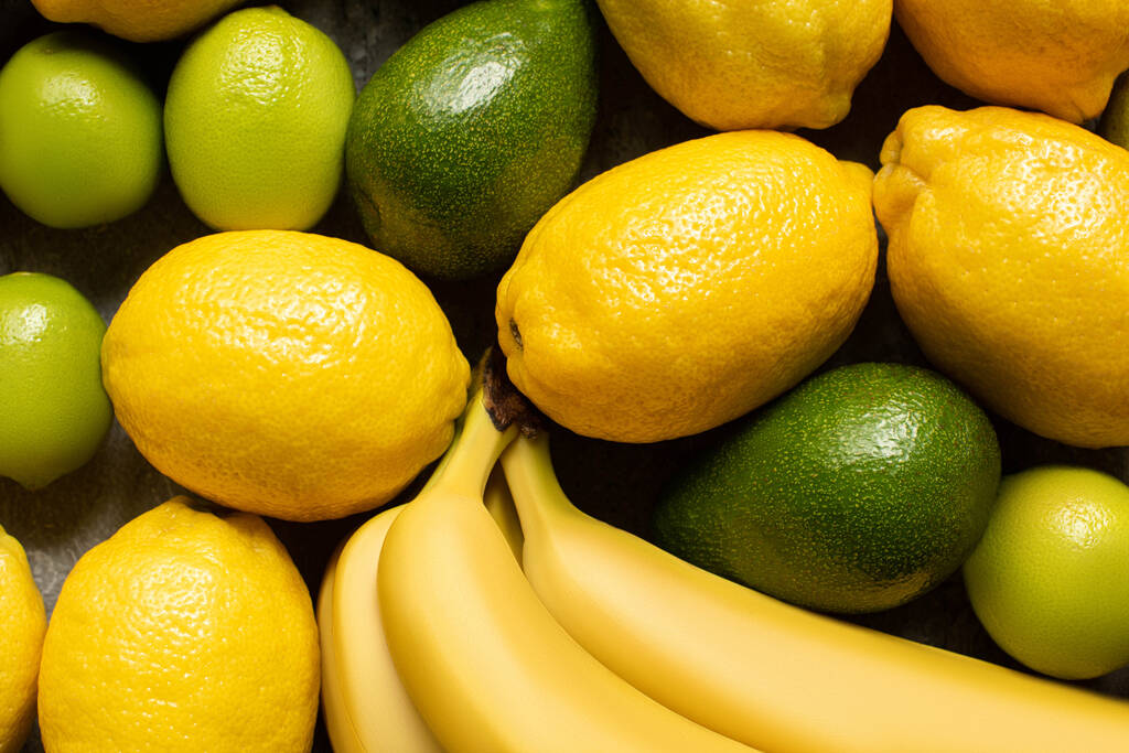 вид зверху барвистих жовтих і зелених смачних літніх фруктів
 - Фото, зображення