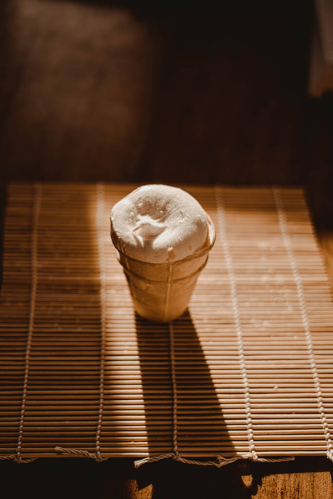 Delicioso helado cremoso en un día soleado caliente
 - Foto, Imagen