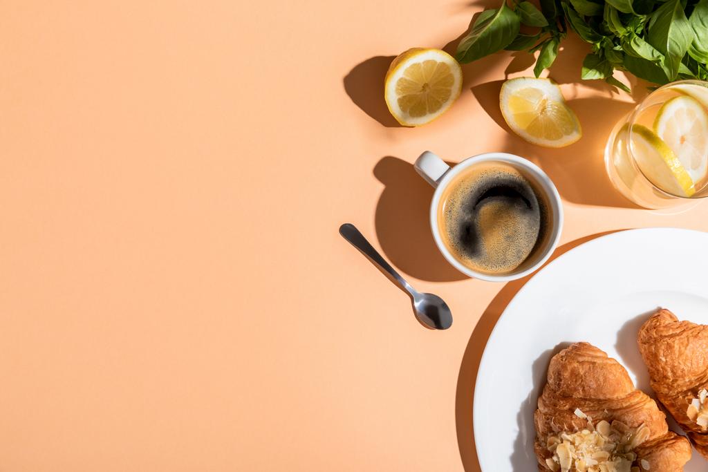ylhäältä näkymä kahvia ja croissants aamiaiseksi beige pöytä kopioi tilaa  - Valokuva, kuva