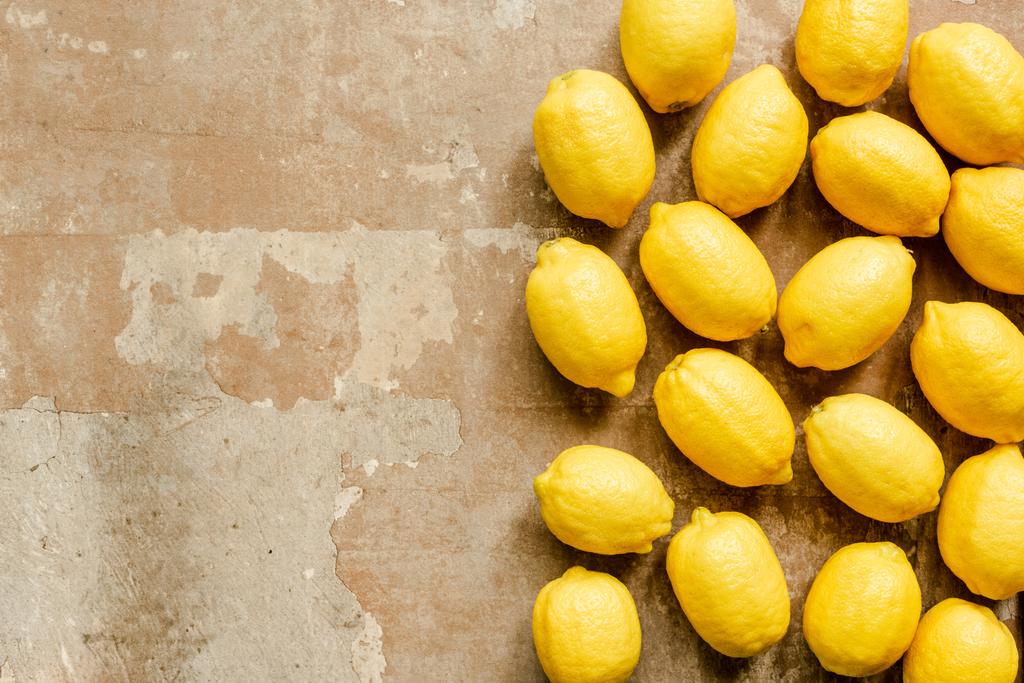 верхний вид спелых желтых лимонов на выветриваемой поверхности
 - Фото, изображение