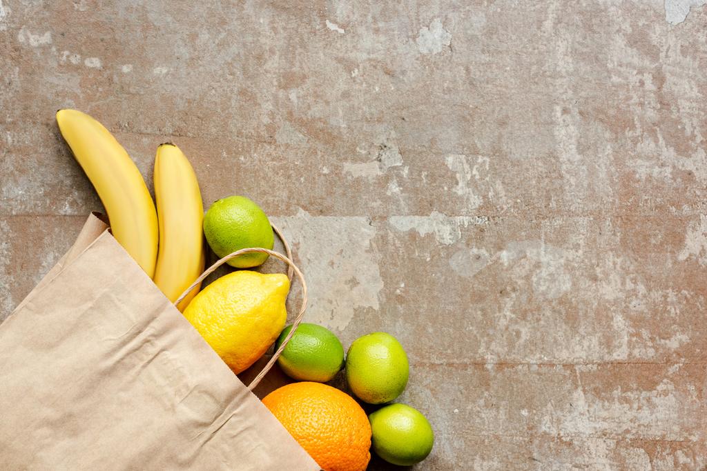 vista superior do saco de papel com frutas frescas na superfície intemperizada
 - Foto, Imagem