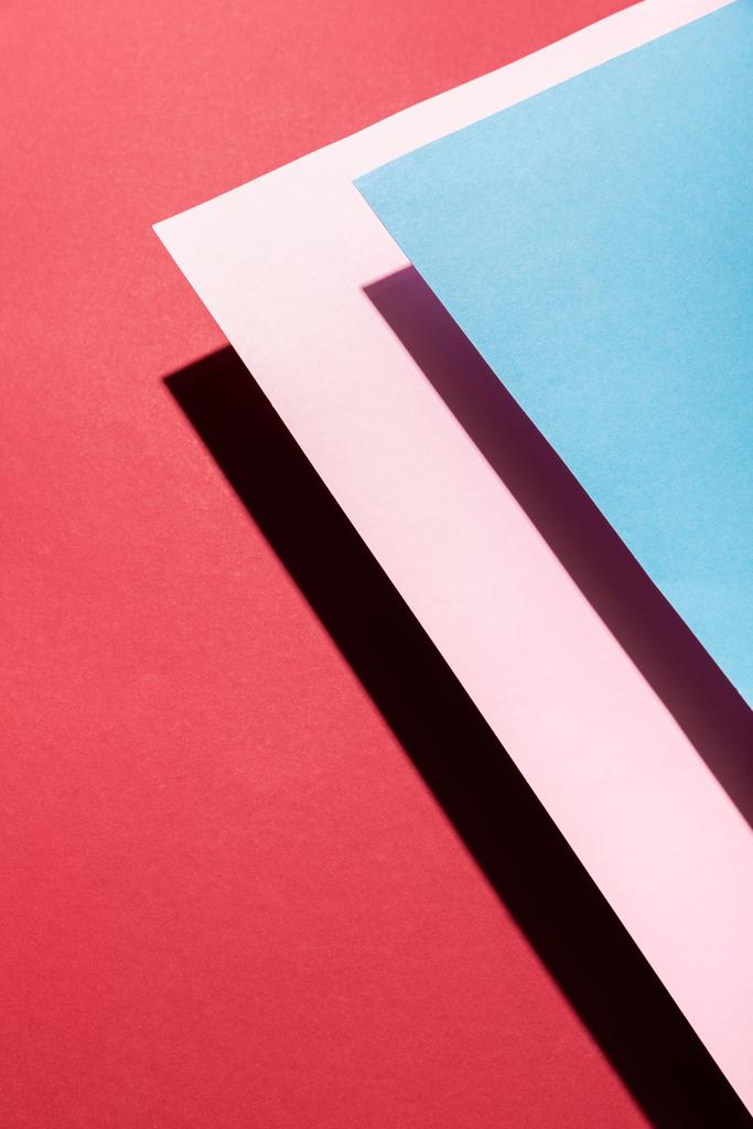 порожні синьо-рожеві паперові листи на малині
  - Фото, зображення