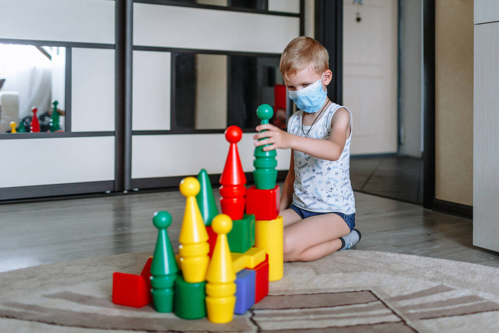 Ένα αγόρι παίζει με πλαστικά παιχνίδια στην αίθουσα παιχνιδιών - Φωτογραφία, εικόνα
