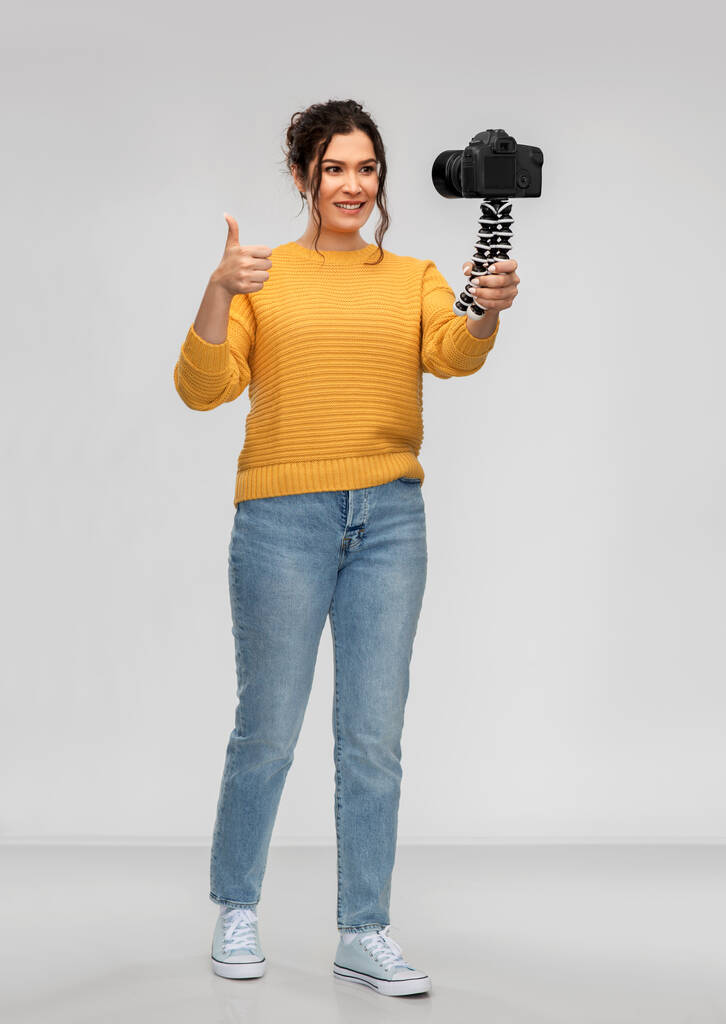 usmívající se žena blogger s kamerou nahrávání videa - Fotografie, Obrázek