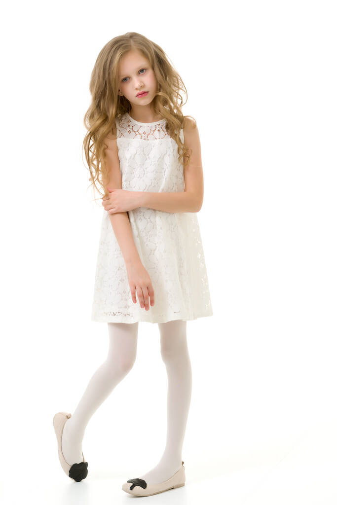Menina encantadora com cabelo loiro Vestido roupas elegantes posando no estúdio
 - Foto, Imagem