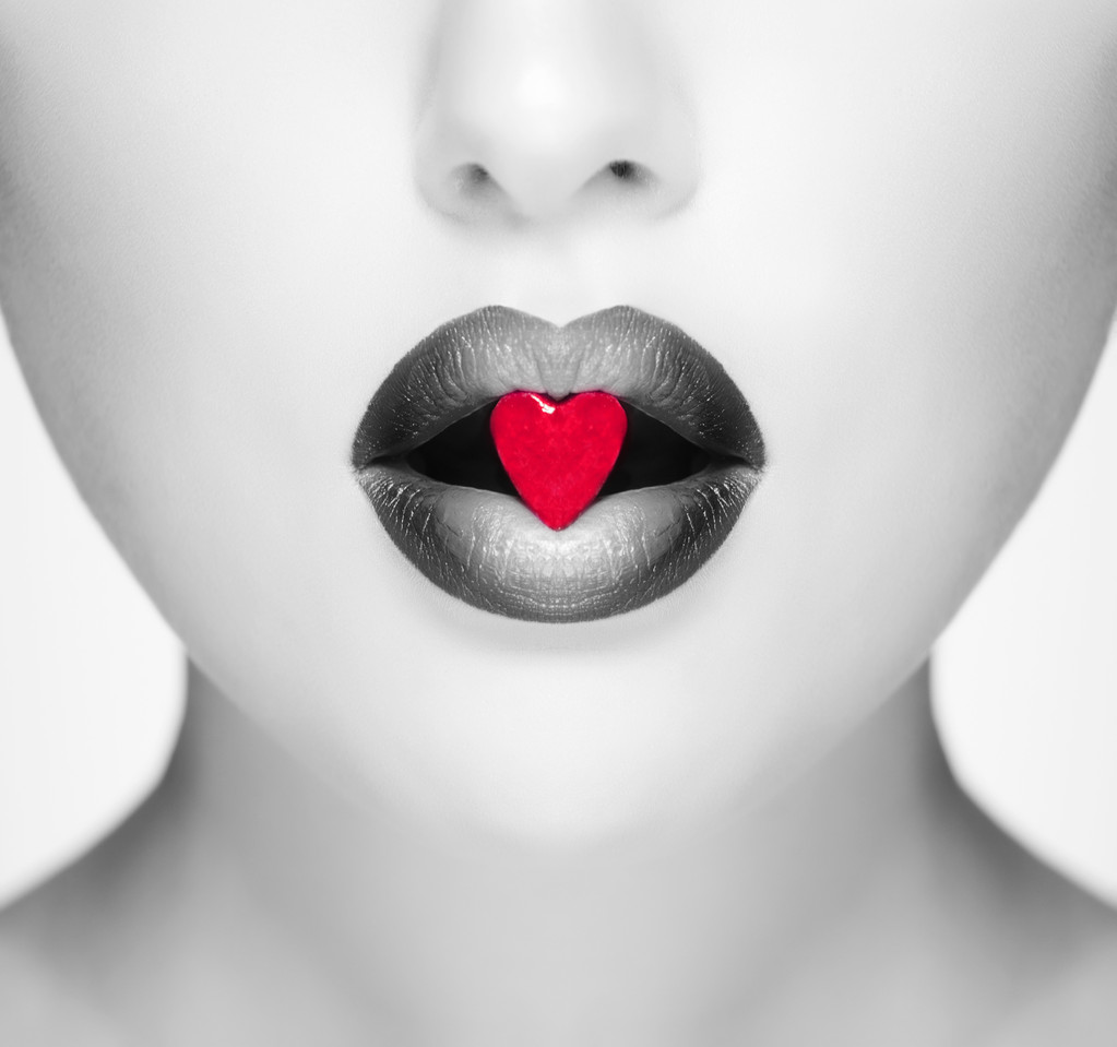 Λαμπερά κόκκινα χείλη με παγωμένη καρδιά - Φωτογραφία, εικόνα