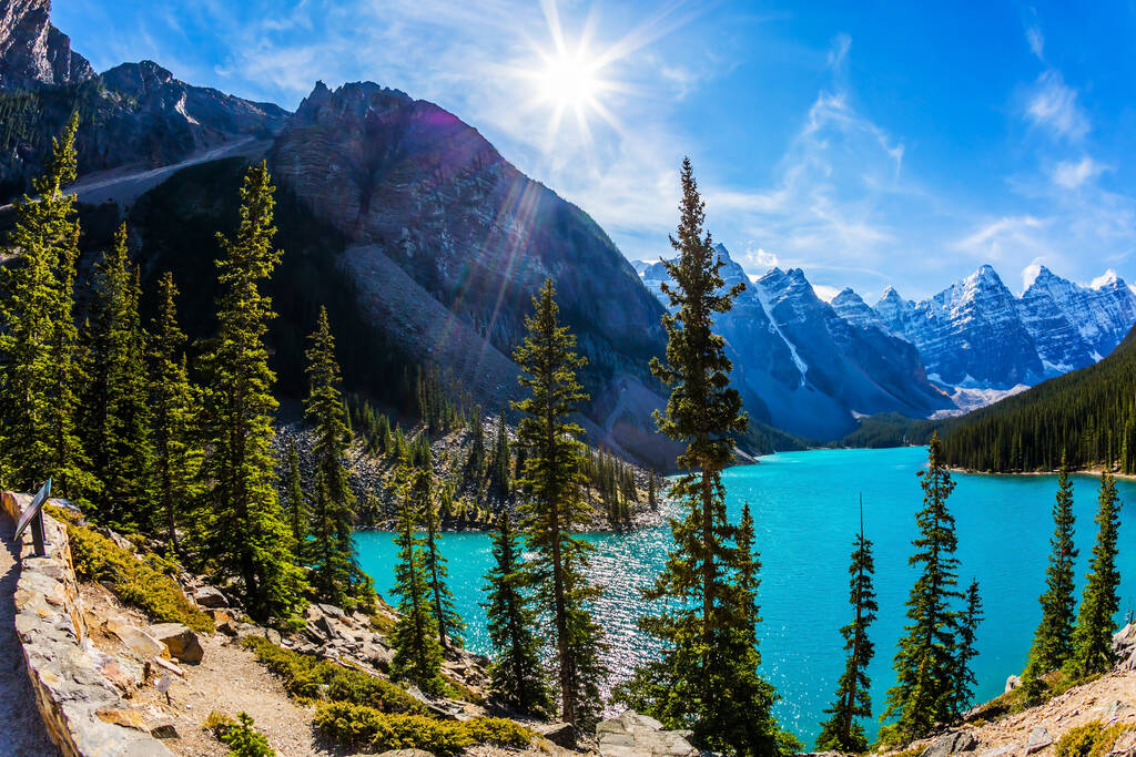 Lago Moiraine com água gelada de cor esmeralda em Park Banff. Canadian Rockies, Província de Alberta. O conceito de turismo ecológico, fotográfico e ativo
 - Foto, Imagem
