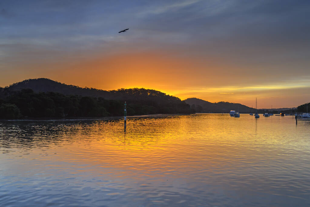 Napkelte víztükör az öbölben. Woy Woy Waterfront a Central Coast, NSW, Ausztrália. - Fotó, kép