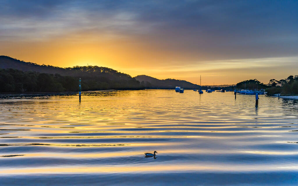 Wodny pejzaż wschodu słońca nad zatoką. Wybrzeże Woy, NSW, Australia. - Zdjęcie, obraz