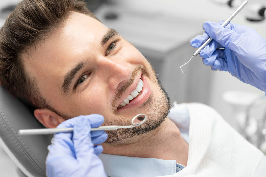 Homem com dentes examinados em dentistas. Visão geral da prevenção da cárie dentária - Foto, Imagem