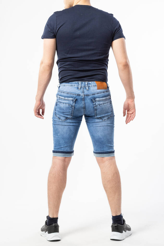 ein Mann in Jeanshosen auf weißem Hintergrund - Foto, Bild