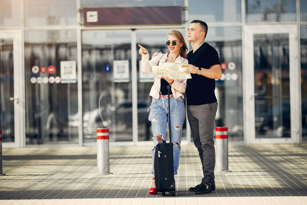 Beau couple debout dans un aéroport
 - Photo, image
