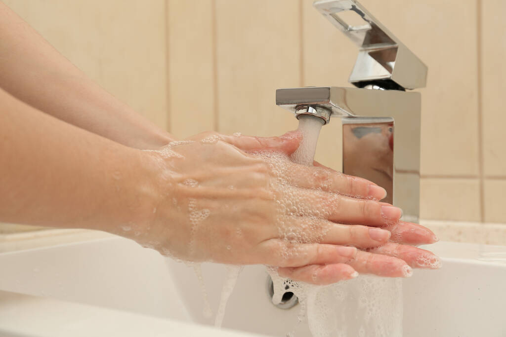 バスルームで消毒用石鹸で手を洗う女性,クローズアップ - 写真・画像