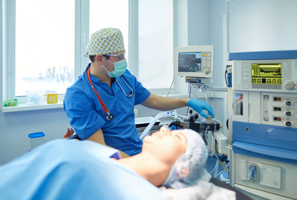 chirurgo uomo al lavoro in sala operatoria - Foto, immagini