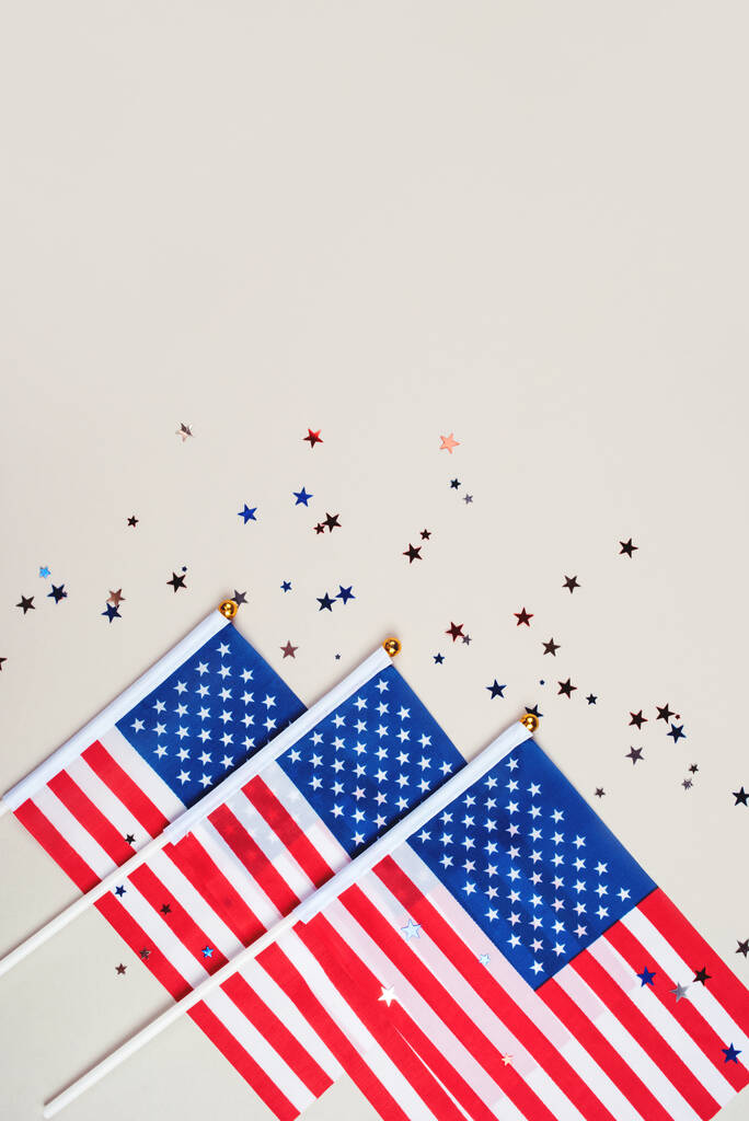 Festlicher Hintergrund mit US-Flaggen und Konfetti. - Foto, Bild