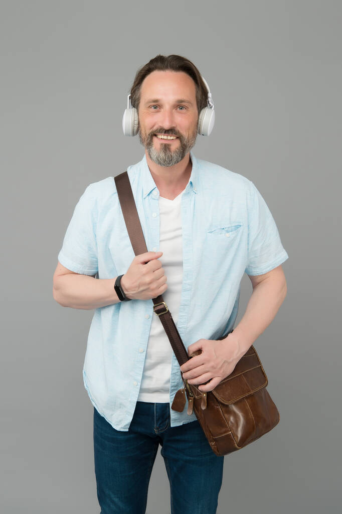 Отримати найкращий звуковий досвід. Бородатий чоловік слухає музику сірого фону. Зрілий чоловік носить аудіо навушники. Привіт-Fi аудіо пристрій. Прослуховування аудіо- подкасту. Нова технологія. Сучасне життя
 - Фото, зображення