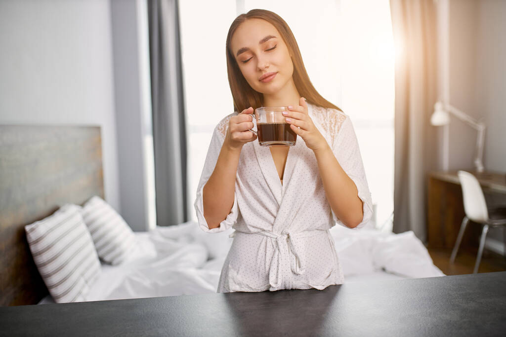 portret van mooie vrouw gaat om koffie te drinken in de ochtend - Foto, afbeelding