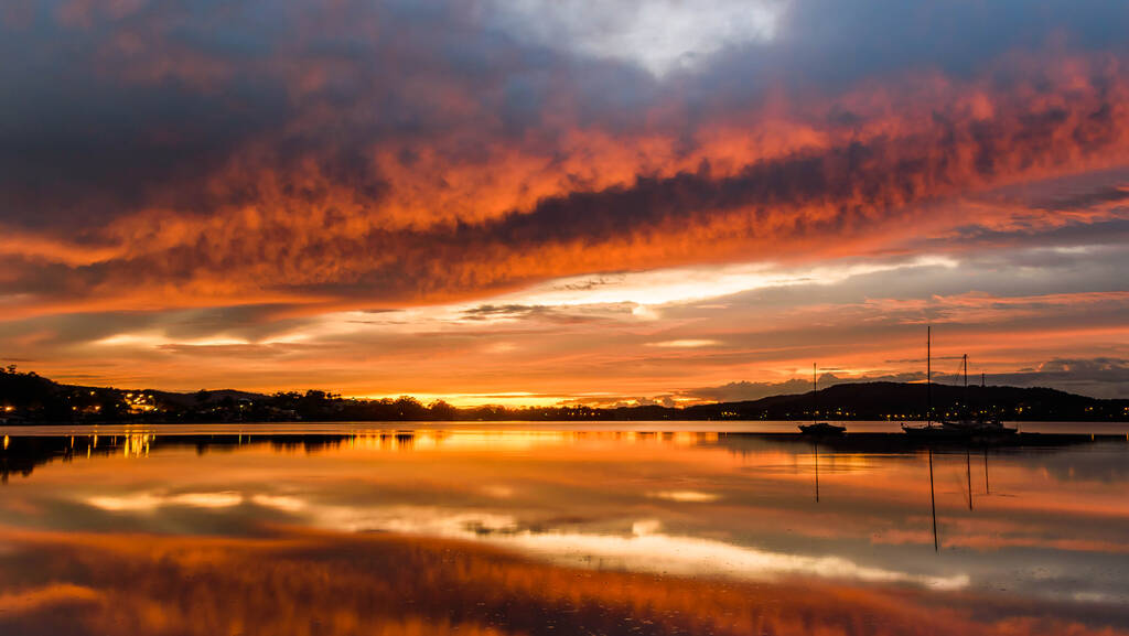 Colourful dawn reflections over the bay from Tascott & Koolewong, Central Coast, NSW, Australia - Фото, зображення